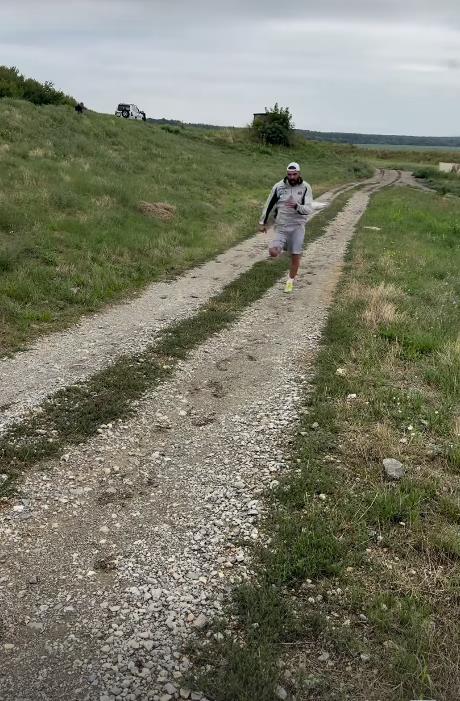 Veljko Ražnartović trči kroz selo