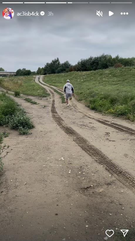 Veljko Ražnartović trči kroz selo