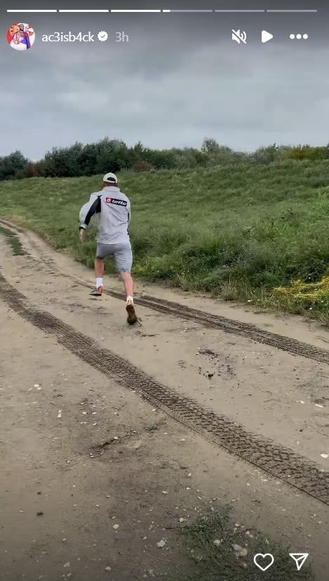 Veljko Ražnartović trči kroz selo