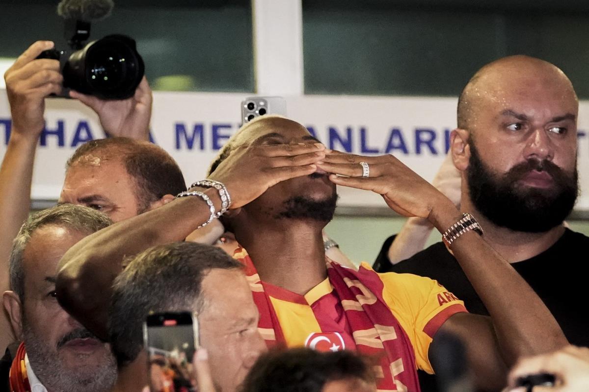 Viktor Osimen na aerodromu u Istanbulu