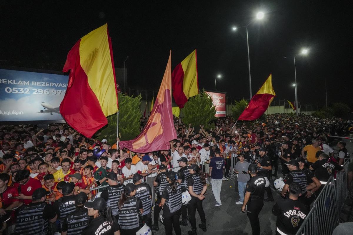 Viktor Osimen na aerodromu u Istanbulu