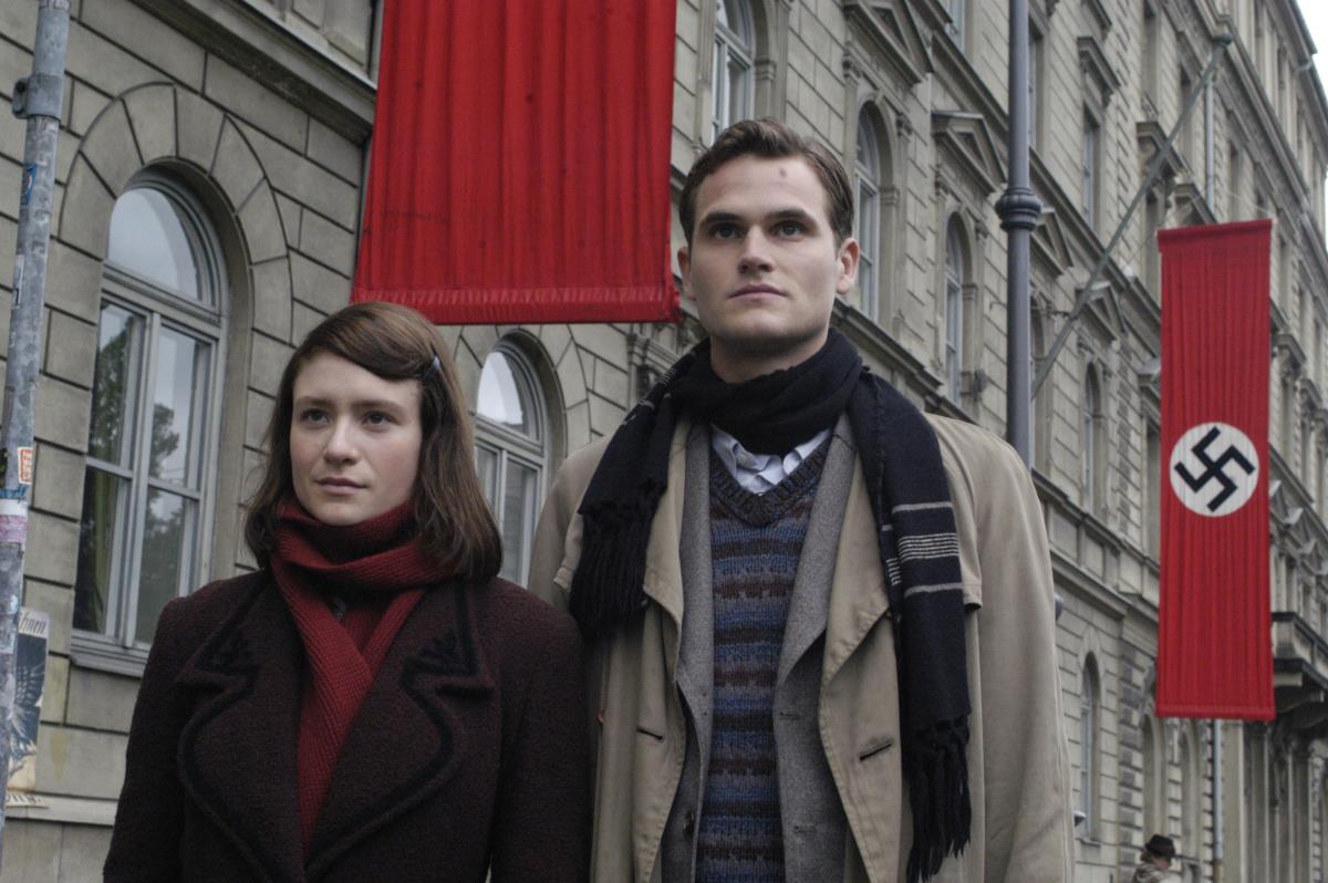 Julija Jenč kao Sofija Šol i Fabijan Hinrihs kao Hans Šol u filmu “Sofi Šol - poslednji dani“