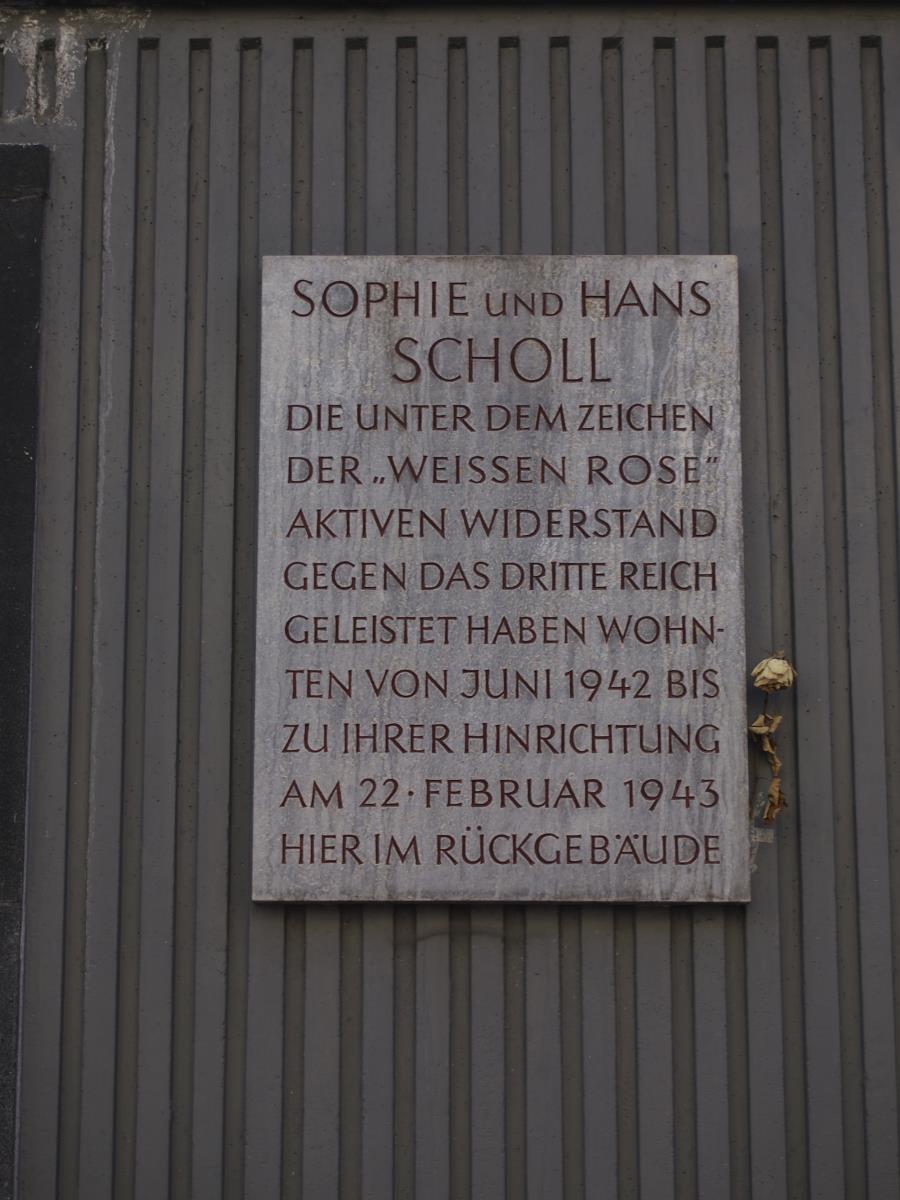 Memorijalna ploča na zgradi u Minhenu gde su živeli Sofija i Hans Šol