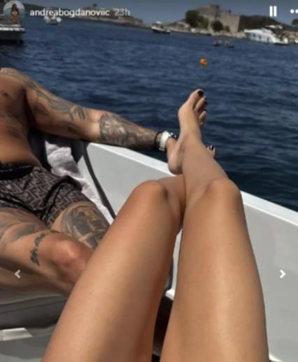 Stefan Karić sa devojkom na brodu