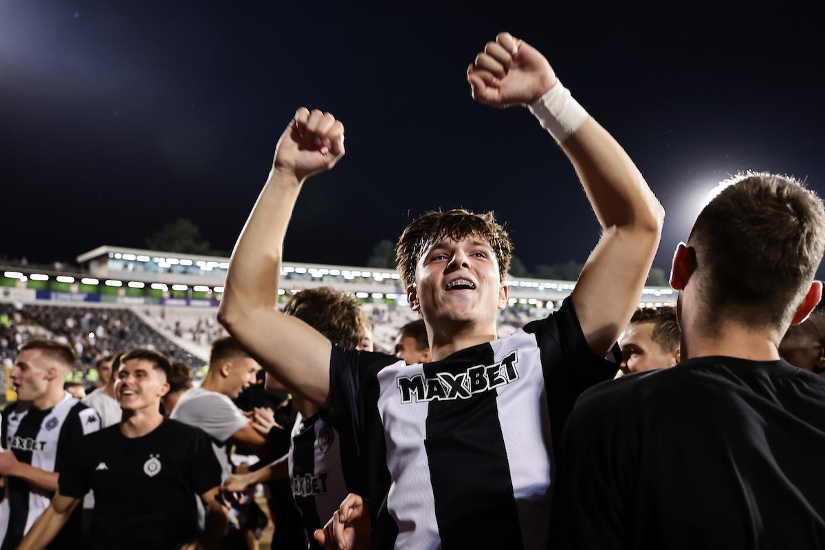 Slavlje igrača i navijača Partizana posle utakmice sa Oleksandrijom