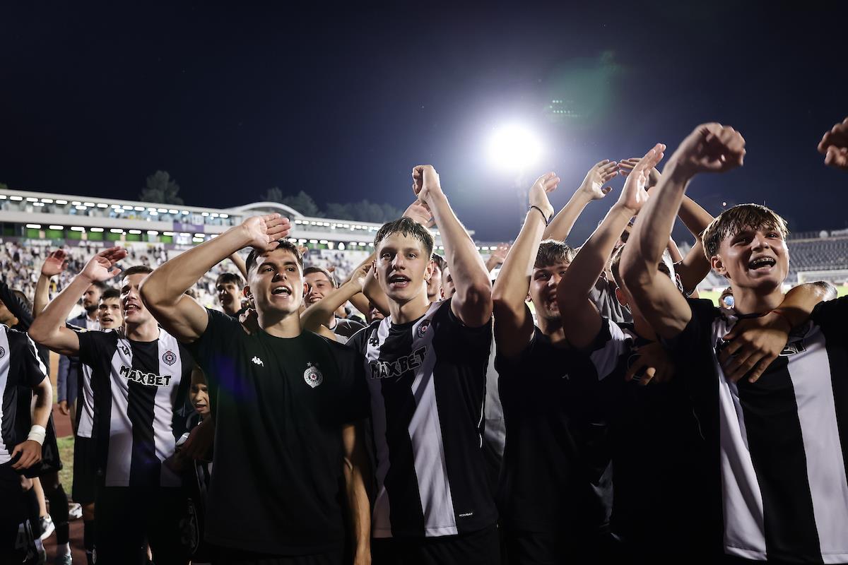 Slavlje igrača i navijača Partizana posle utakmice sa Oleksandrijom