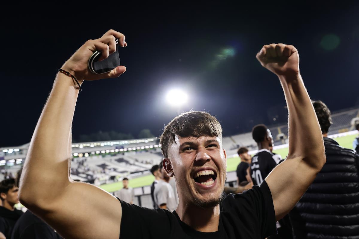 Slavlje igrača i navijača Partizana posle utakmice sa Oleksandrijom