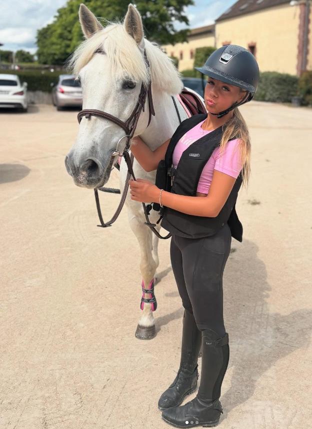 Julija Sarkozi sa konjem.jpg