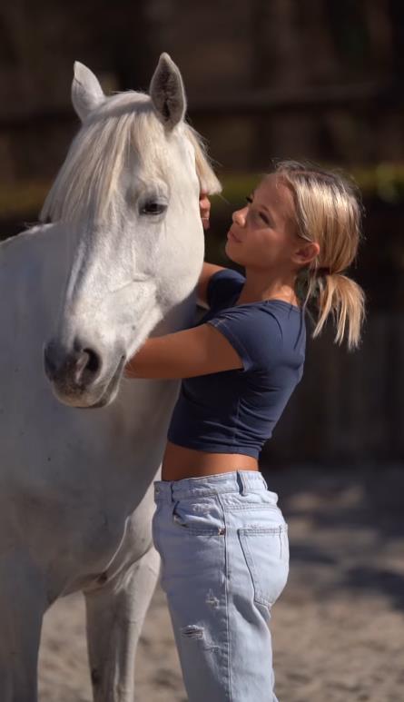 Svi bruje o transformaciji ćerke Karle Bruni i Nikole Sarkozija