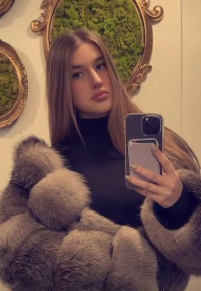 Lena Marinković u bezobrazno kratkoj haljini