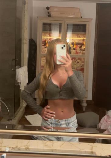 Julija Sarkozi sa 13 godina izgleda mnogo starije, a mnogi su zgroženi njenim načinom odevanja