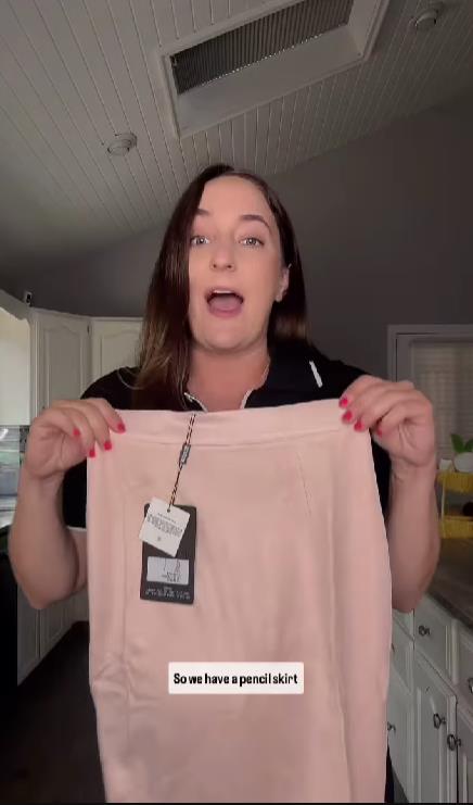 Otvorila paket posle 10 godina koji joj je greškom stigao.jpg