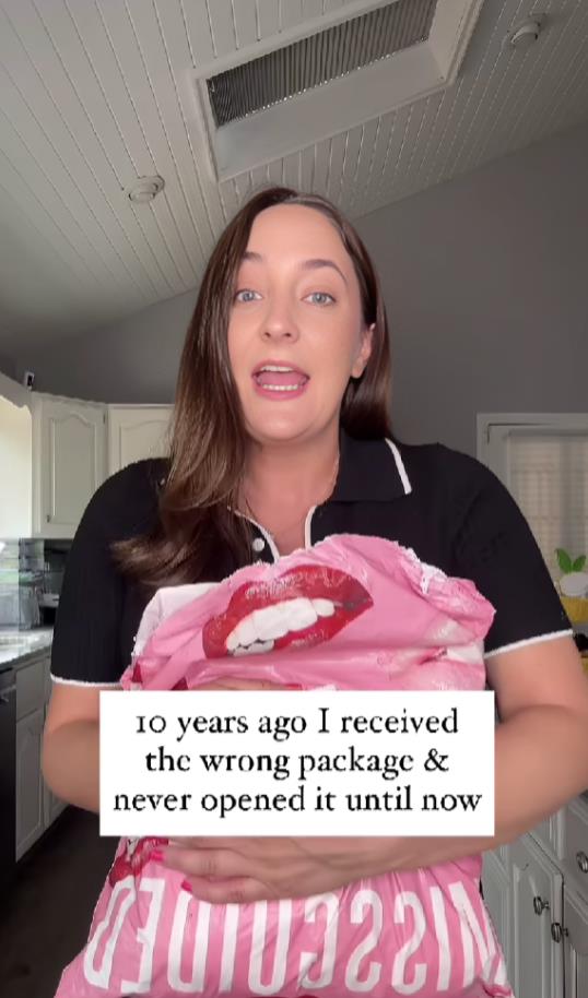 Otvorila paket posle 10 godina koji joj je greškom stigao.jpg