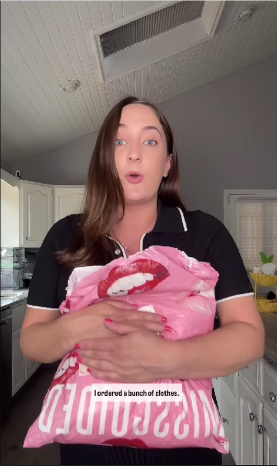 Otvorila paket posle 10 godina koji joj je greškom stigao.jpg