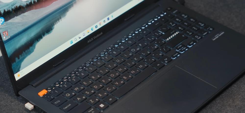 Asus Vivobook S15 OLED sh (3).jpg