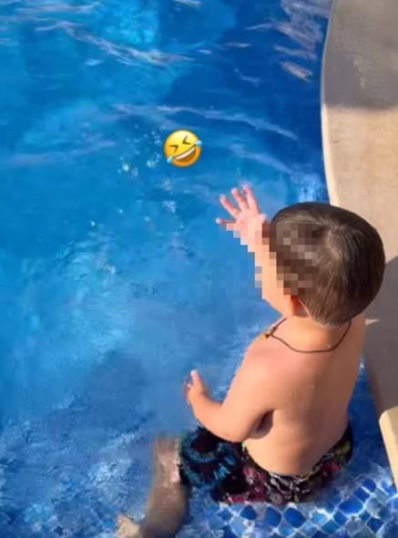 Sloba Radanović se igra sa decom na bazenu