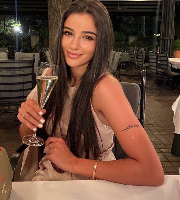 Marina Gagić sa sinom okitila jelku posebnim personalizovanim ukrasima