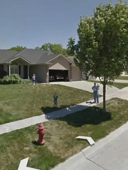 Deka i dvoje dece igraju softball ispred kuće, snimljeni Google Earth kamerom 2012. godine.