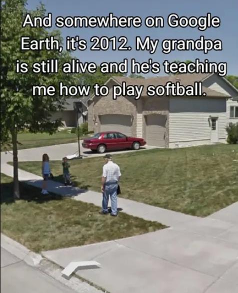 Deka i dvoje dece igraju softball ispred kuće, snimljeni Google Earth kamerom 2012. godine.