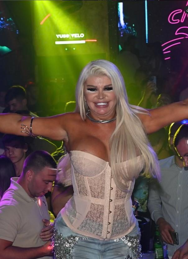 1 Potpist za sliku Budva night ambiente.jpg