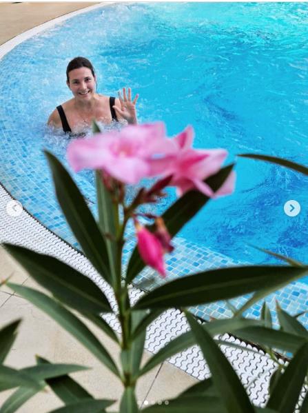 Milica Milša u bazenu.jpg