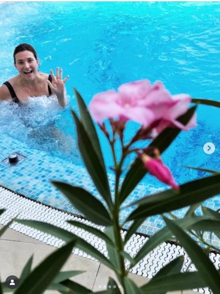 Milica Milša u bazenu.jpg