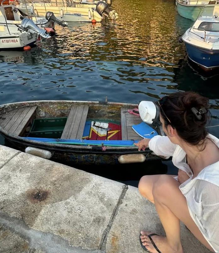 Sloboda Mićalović pored čamca Dragana Nikolića u Rosama