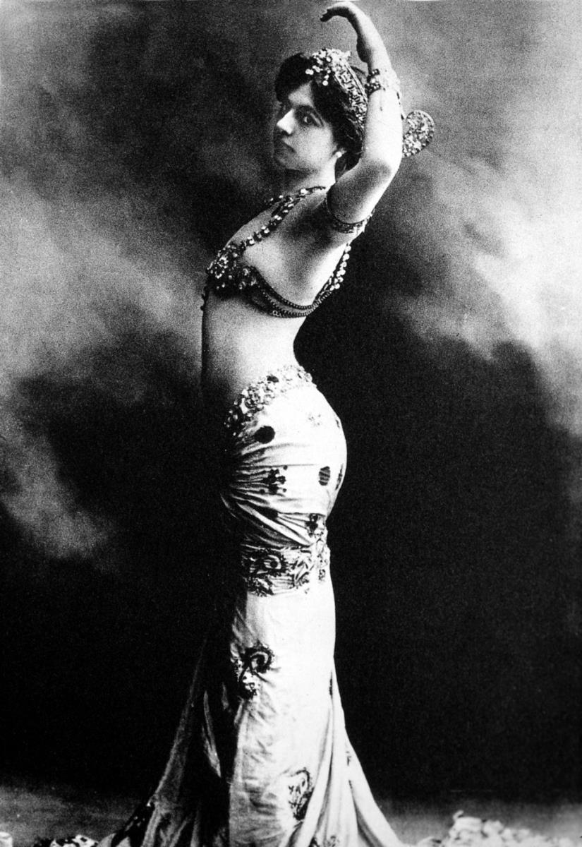 Mata Hari u svom čuvenom plesnom kostimu profimedia-0049915025.jpg