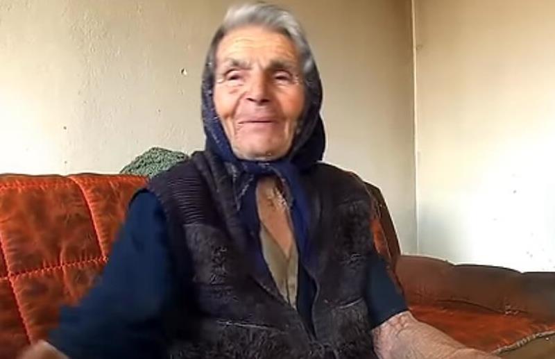 Baka Slava sedi na krevetu.jpg