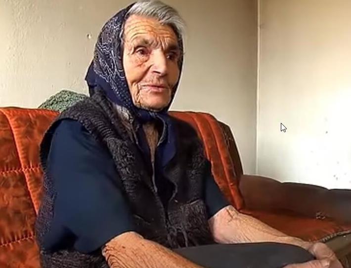 Baka Slava sedi na krevetu.jpg