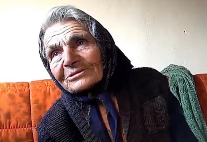 Baka Slava sedi na krevetu.jpg