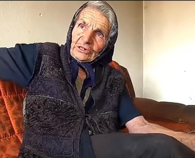 Baka Slava sedi na krevetu.jpg