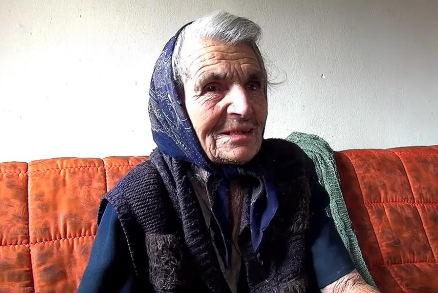 Baka Slava sedi na krevetu.jpg