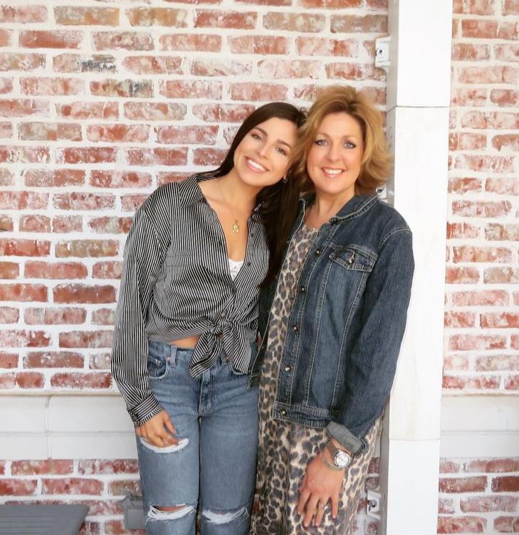 Džuli Nil sa ćerkom pozira ispred zida.jpg