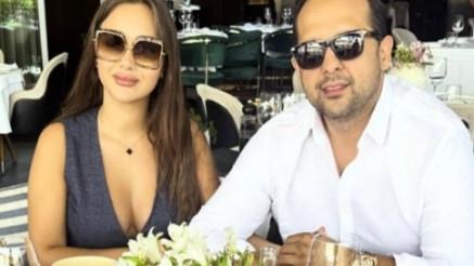 Emir Habibović sa mlađom devojkom