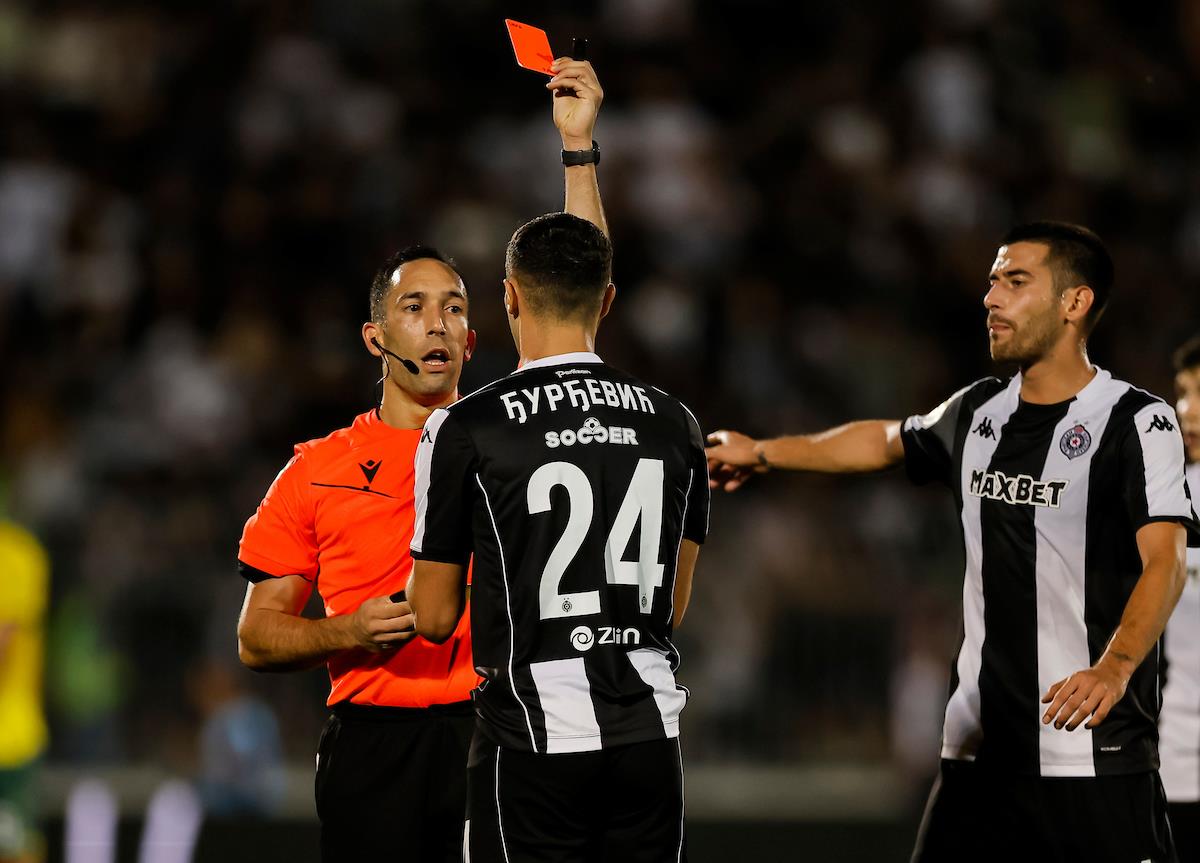 Filip Faruđa daje crveni karton Đurđeviću