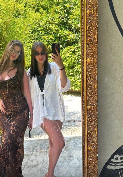 Una Čolić sa drugaricom na moru