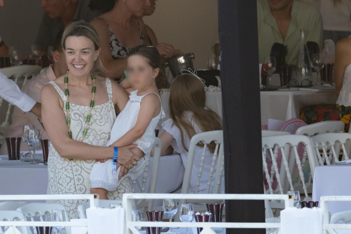 Marta Ortega sa ćerkom na letovanju