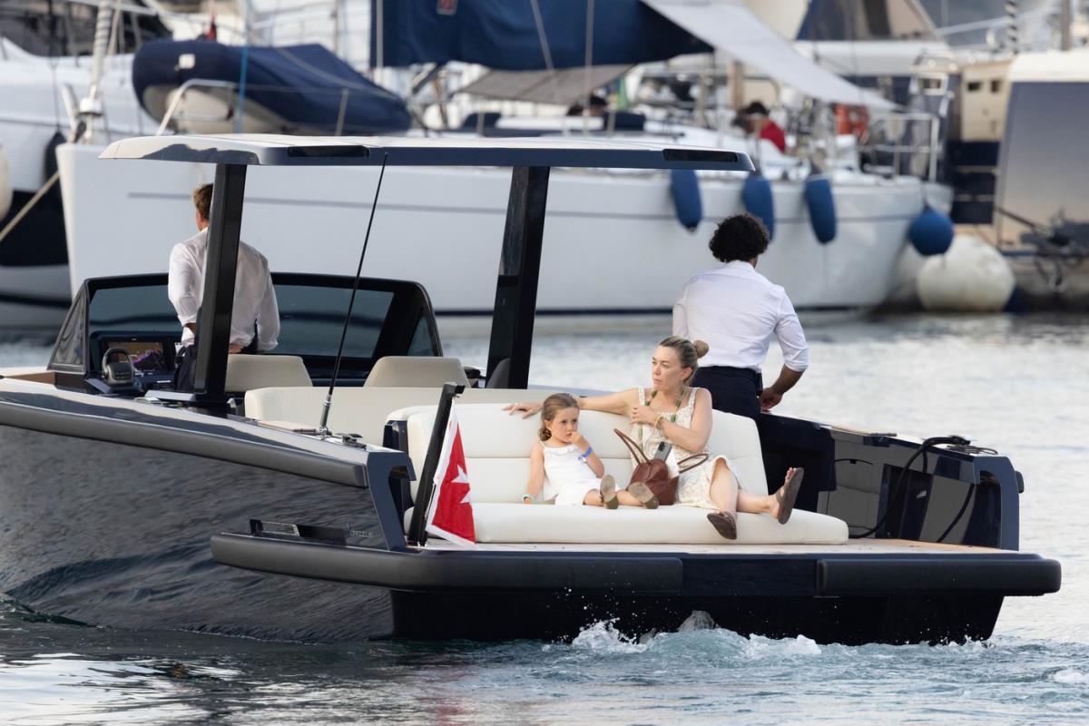Marta Ortega sa ćerkom na letovanju na brodu