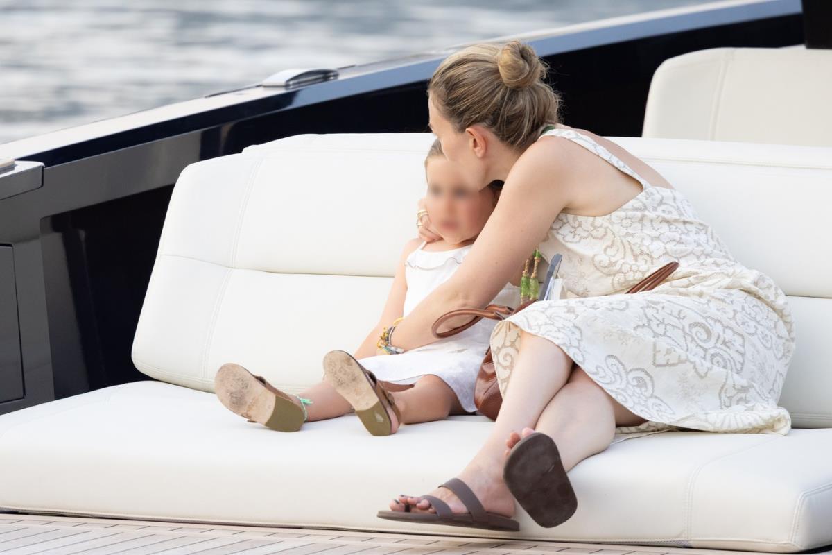 Marta Ortega sa ćerkom na letovanju na brodu