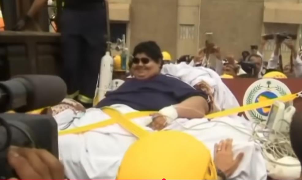 Kalida Bina Mohsena Šarija prevoze nosilima do bolnice.jpg