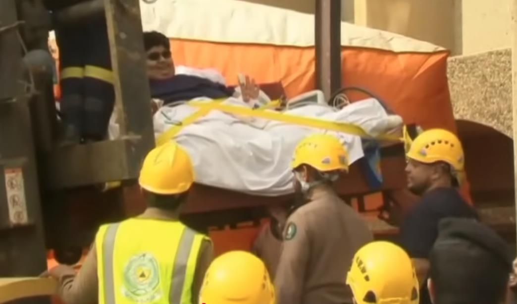 Kalida Bina Mohsena Šarija prevoze nosilima do bolnice.jpg