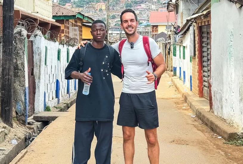 Robert Dacešin zagrljen sa meštaninom u Africi.jpg