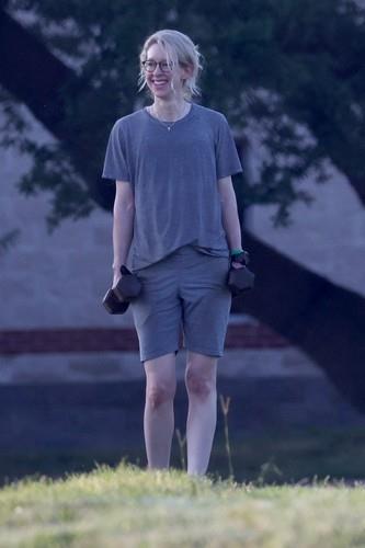 Elizabet Holms trenira u zatvoru