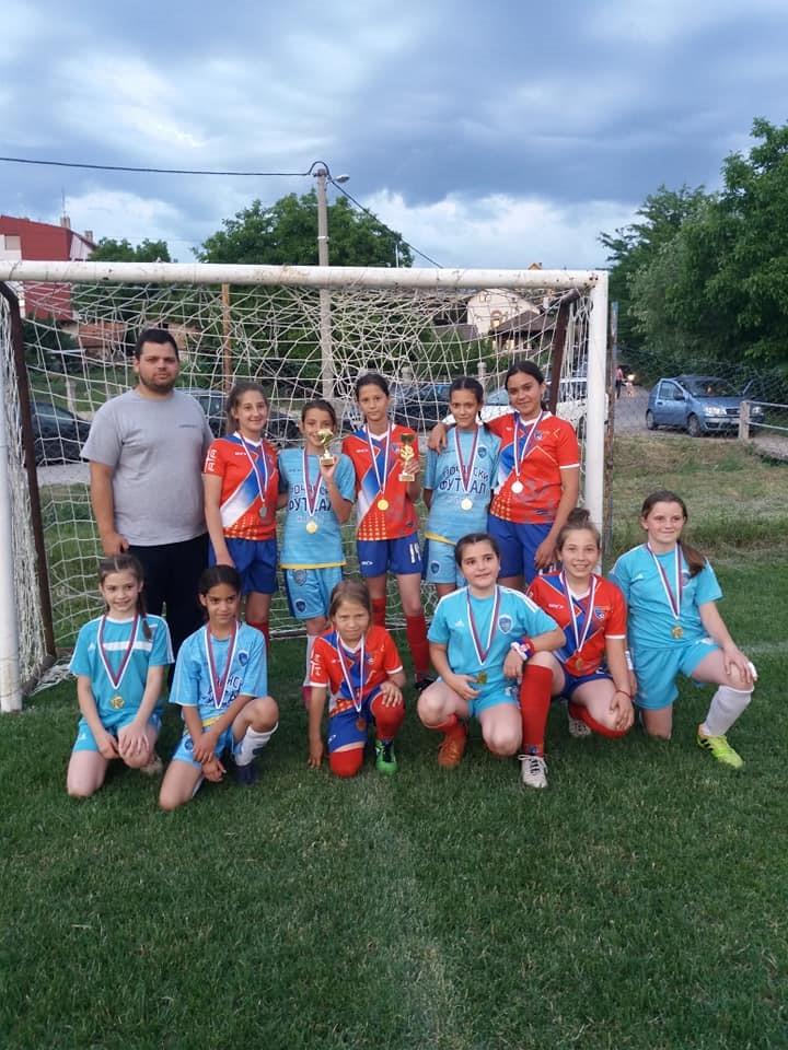 Denis Blagojević sa decom GFK.jpg