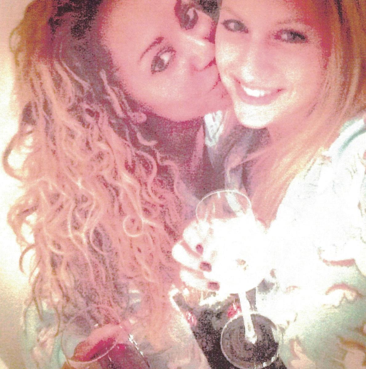 Mel Bi i Lorejn Džils zagrljene na fotografiji