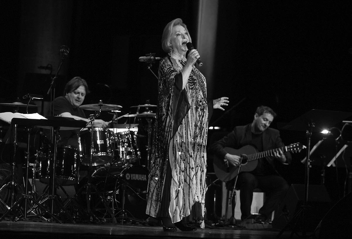 Gabi Novak na bini peva