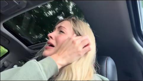 Laura Šefer vozi i plače zbog svog zdravstvenog stanja.jpg