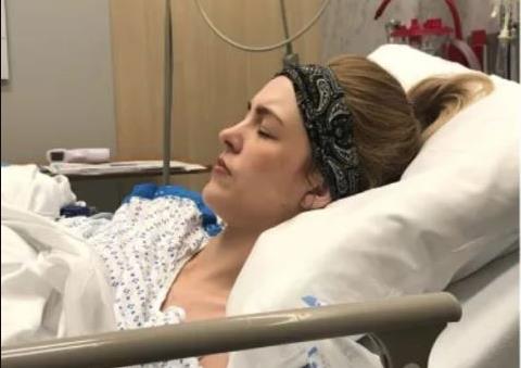 Laura Šefer leži u bolničkom krevetu.jpg