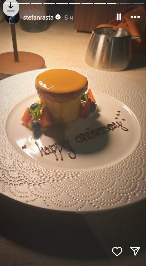 Dezert sa prelivenim karamelom i voćem, na tanjiru sa natpisom „Happy anniversary“